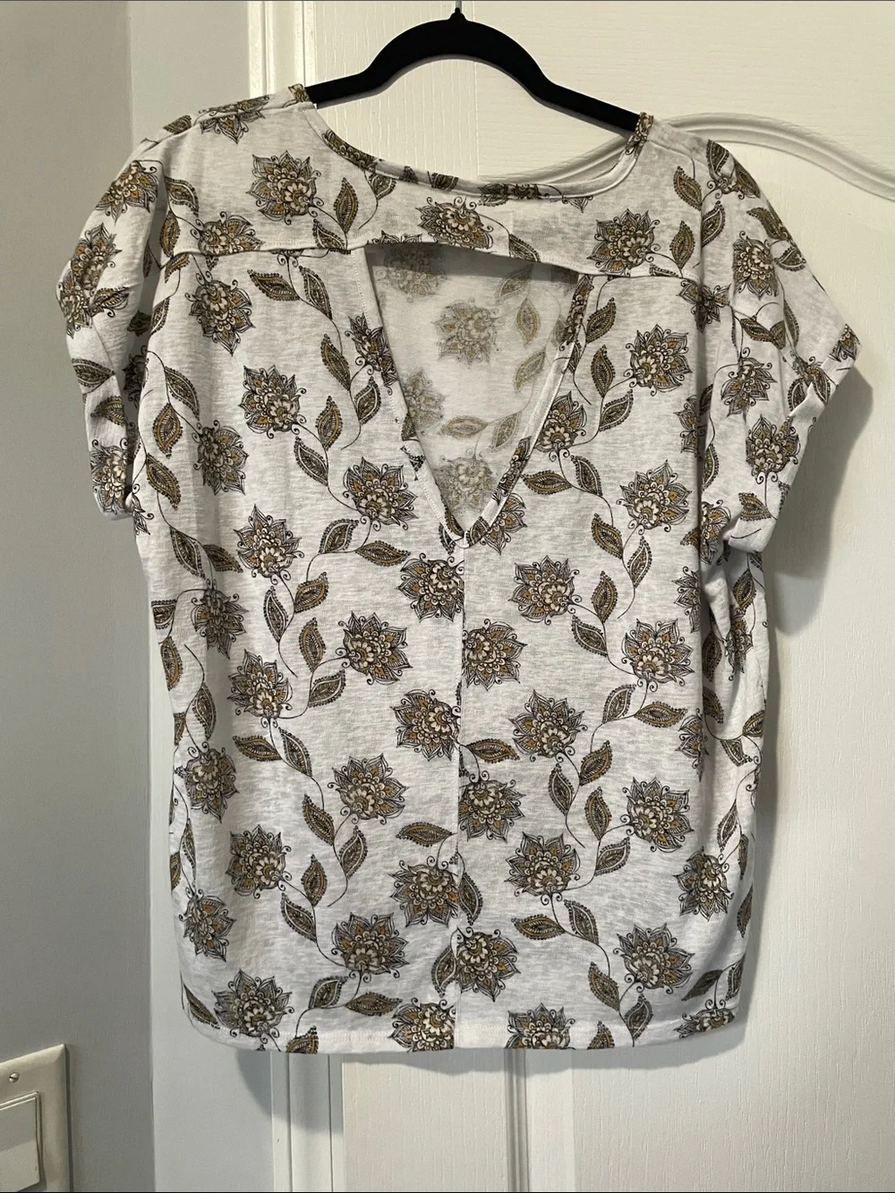 Maurices 24/7 Women's Floral Short Sleeve Tee - White with Gold & Black Print